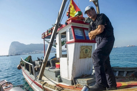 Un pescador de Algeciras, en su embarcación junto al Peñón. | AFP