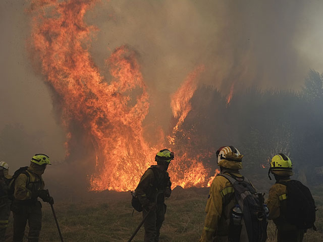 Los bomberos luchan contra las llamas en Cualedro. | Foto: P. Armestre.