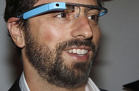 El cofundador de Google Sergey Brin posa con una Google Glass. | Reuters