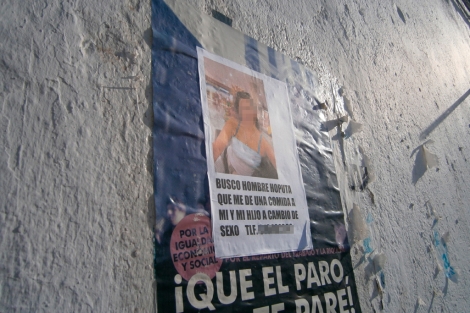 Todas las noches salgo a retirar los carteles que pone mi acosador' 1378554551_0