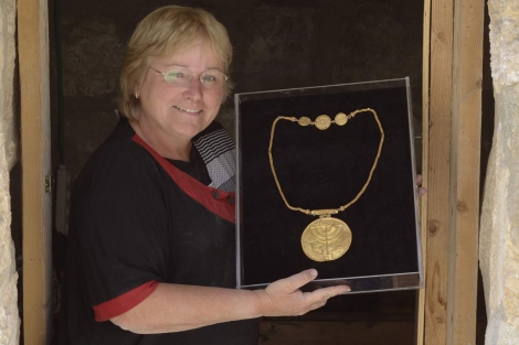 La profesora Eilat Mazar, con el medallón hallado. | Ouria Tadmor