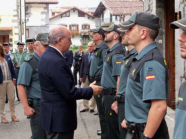 Jorge Fernández Díaz, con los agentes en Leitza. | Ministerio del Interior