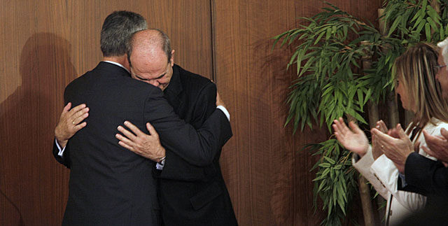 José Antonio Griñán y Manuel Chaves se abrazan cuando el primero relevó al segundo en la Presidencia de la Junta. E. Lobato