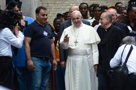 El Papa Francisco, hoy en una visita a un centro de acogida de refugiados. |Efe