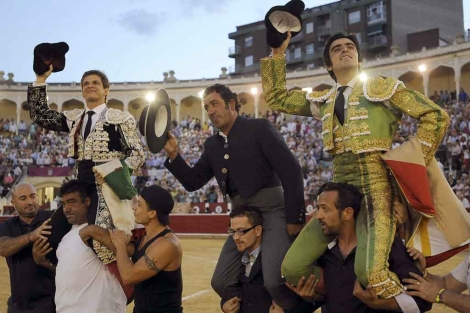 El Juli, el mayoral de Daniel Ruiz y Perera, a hombros. | Efe