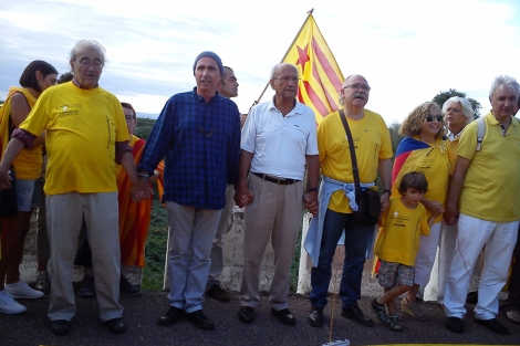 De izquierda a derecha, Carles Santos, Lluís Llach, Pere Portabella y Josep Lluís Carod-Rovira, forman la cadena humana entre Vinaròs y Alcanar. | E. Fonollosa | N. Sanz