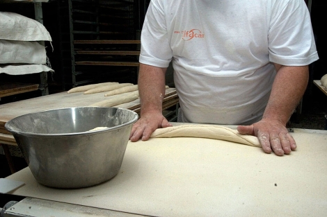 Artesano haciendo pan en un obrador. | EM