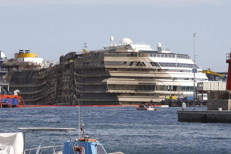 El crucero Costa Concordia recién enderezado junto a la costa italiana. | Reuters