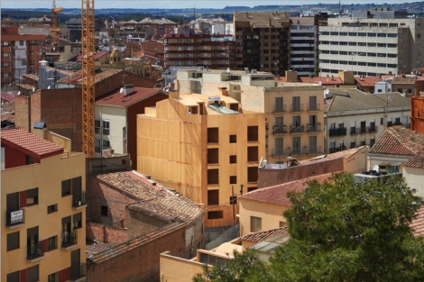 Edificio de madera en construcción en el centro de Lérida. | ELMUNDO.es
