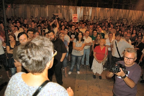 400 personas se reunieron este lunes noche en contra del proyecto Castor en Vinaròs. | E. F.
