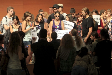 Un grupo de estudiantes tras entrar al paraninfo de la UPV. | José Cuéllar