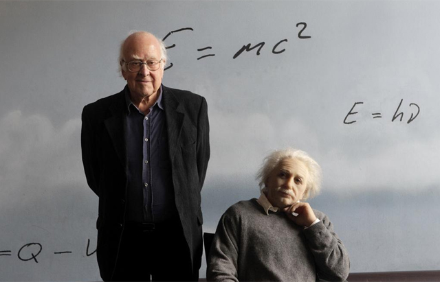Peter Higgs, junto a una figura de Albert Einstein en el museo CosmoCaixa de Barcelona. | Antonio Moreno