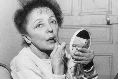 La cantante Édith Piaf, pintándose los labios. | Sipa Press