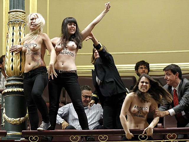 Las activistas protestando en la tribuna del Congreso. | Foto: Efe / Chema Moya.