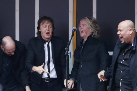 Paul McCartney, tras el concierto, junto a los miembros de su banda. | Reuters