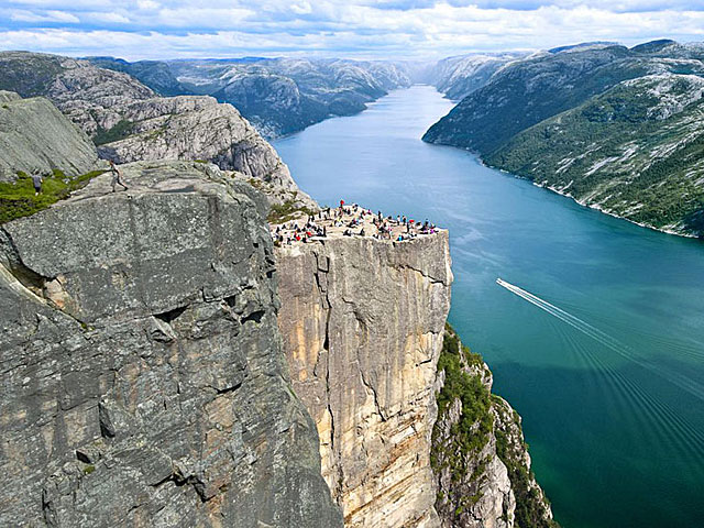 Un español, el primer turista en morir en un famoso acantilado de Noruega 1381406964_1