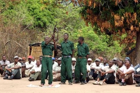 Soldados de Renamo recibiendo entrenamiento militar el año pasado. | Afp