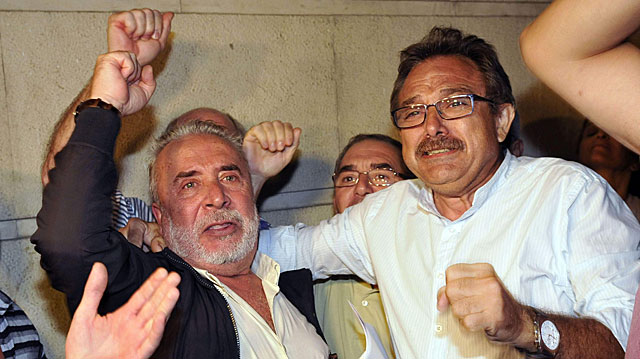 Los sindicalistas Salvador Mera (derecha) y Roberto Carmona (izquierda), tras su puesta en libertad el pasado 10 de octubre. | Efe