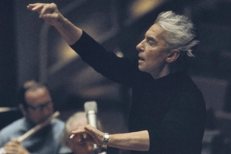 El director Herbert von Karajan, durante un concierto. | EL MUNDO