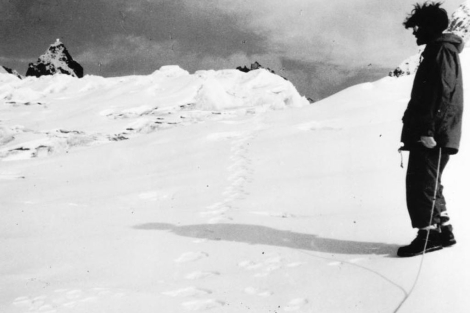 Rastro de huellas atribuidas al Yeti en 1951. | Alfred Gregory/ R. G.