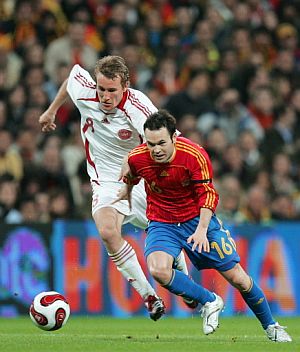 Iniesta, perseguido por Daniel Jensen. (Foto: AFP)