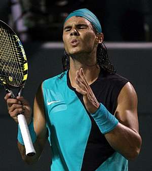 Rafael Nadal se lamenta de un punto perdido ante Djokovic, con el que cayó 6-3 y 6-4. (AP)