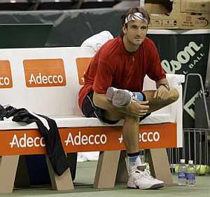 Robredo descansa, durante un entrenamiento. (Foto: AP) Robredo descansa, durante un entrenamiento. (Foto: AP)