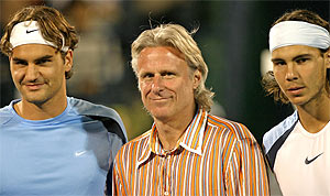 Federer (i), Borg (c) y Nadal, en la final que los dos mejores del ránking disputaron en Dubai en 2006. (Foto: AP)