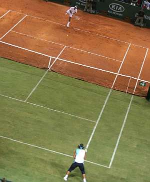 Rafael Nadal espera el saque de Federer. (AFP)