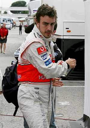 Alonso, en el circuito de Montmeló, donde estuvo de pruebas la escudería McLaren. (Foto: AFP) Alonso, en el circuito de Montmeló, donde estuvo de pruebas la escudería McLaren. (Foto: AFP)