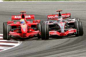 Momento del toque entre Alonso y Massa. (Foto: EFE)