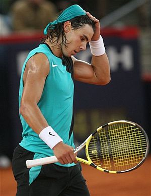 Nadal se quita la cinta del pelo tras lograr la victoria. (Foto: AP) Nadal se quita la cinta del pelo tras lograr la victoria. (Foto: AP)