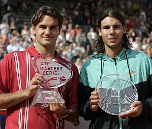 Federer (i) y Nadal posan con los trofeos de Hamburgo. (Foto: AFP)