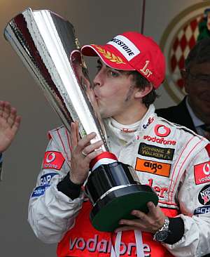 Alonso besa el trofeo de ganador del GP de Mónaco. (Foto: AP)