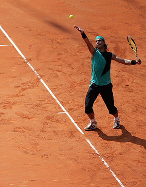 Nadal, al saque. (Foto: AFP)