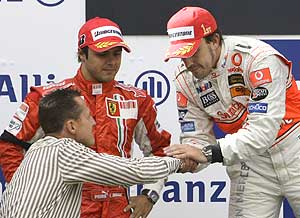 Alonso, Massa y Schumacher, en el podio de Nurburgring. (Foto: REUTERS)