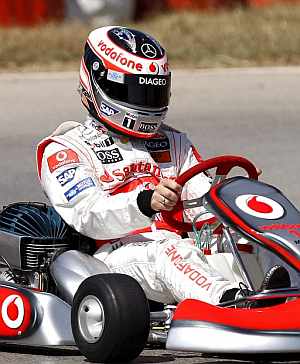 Alonso conduce un kart durante un evento promocional en Estambul. (Foto: EFE)