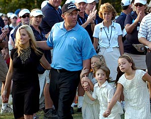 Phil Mickelson con su familia tras ganar en el Deutsche Bank. (Foto: EFE)