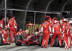 Ingenieros de Ferrari, durante la clasificaci�n del GP de China. (Foto: AFP)