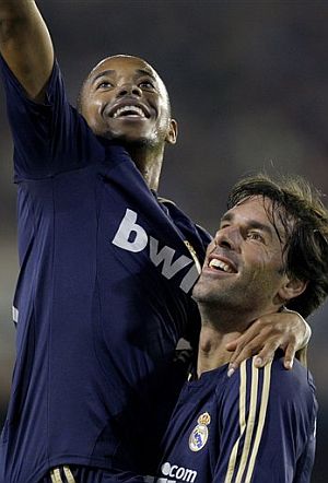 Robinho (i) y Van Nistelrooy celebran uno de los goles anotados en Mestalla. (Foto: AP) Robinho (i) y Van Nistelrooy celebran uno de los goles anotados en Mestalla. (Foto: AP)