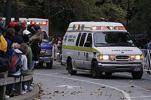Las ambulancias, en Central Park, trasladan al hospital a Shay. (Foto: AP)
