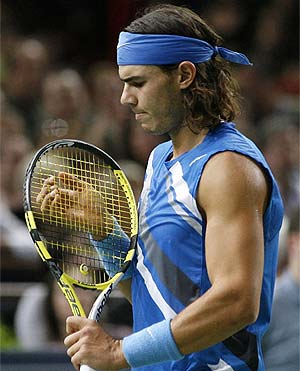 Nadal, preocupado durante la final del Masters Series de París. (Foto: REUTERS)