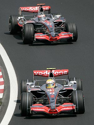 Hamilton (delante) y Alonso al volante de McLaren, una imagen que no se repetir�. (Foto: REUTERS)