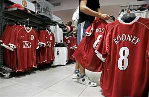 Camisetas de los jugadores del Manchester, en la tienda de Old Trafford. (Foto: AP)