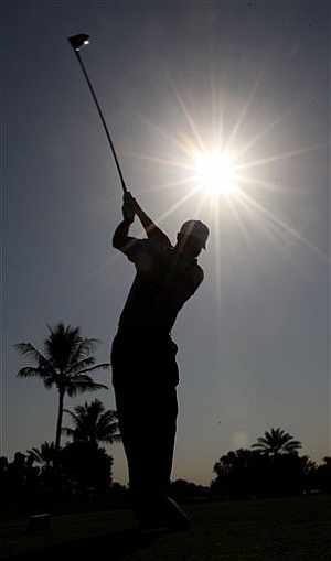 Tiger Woods ensaya un golpe. (Foto: AP)