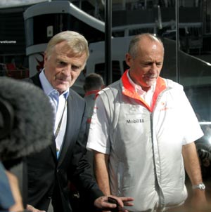 Max Mosley, junto a Ron Dennis, patr�n de McLaren. (REUTERS)
