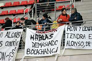 Varios aficionados con pancartas en contra de Hamilton, en Barcelona. (Foto: AP)