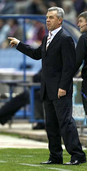 Javier Aguirre, durante el partido ante el Bolton. (Foto: EFE)