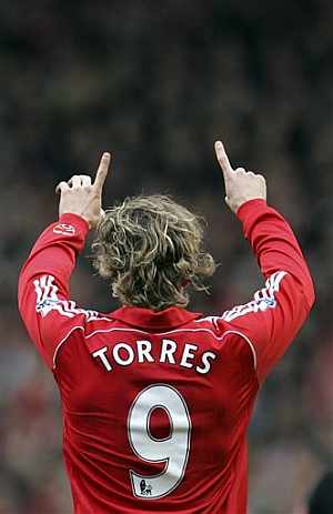 Torres dedica uno de sus tres tanto a la grada de Anfield. (Foto: AP) Torres dedica uno de sus tres tanto a la grada de Anfield. (Foto: AP)