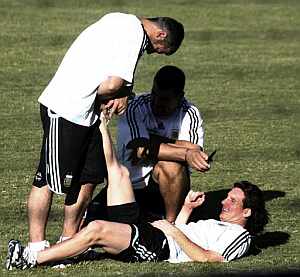 Messi, durante su recuperaci�n con los m�dicos de la selecci�n argentina. (Foto: EFE)